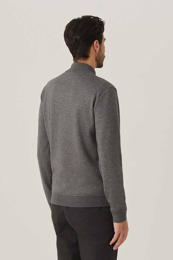 엠에스알디(AMSERD40236) 융본딩 반짚업 스웨터 M/그레이는 남성용 상의로, 가을과 겨울철에 따뜻하게 착용할 수 있는 아이템입니다. 부드러운 울 소재와 두꺼운 두께감, 본딩 안감으로 보온성을 높였으며, 하프넥 디자인과 레귤러핏으로 제작되었습니다. 무지 패턴에 긴소매, 반집업 여밈 방식으로 캐주얼하고 미니멀한 스타일을 연출합니다. 일상, 카페룩 등 다양한 TPO에 활용하기 좋으며, 베이직하고 클래식한 무드를 더해 겨울 데일리룩을 완성해보세요.
