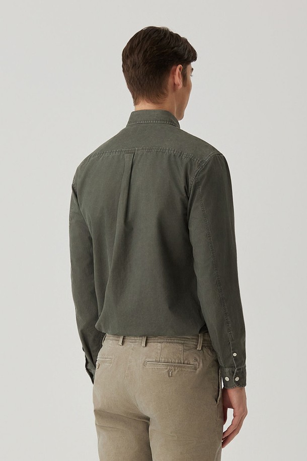 카치온 워크 셔츠 카키는 남성을 위한 캐주얼 & 클래식 스타일 셔츠입니다. 봄, 가을에 적합하며, 레귤러 핏과 긴 소매 기장으로 제작되었습니다. 면 소재에 카치온 염색 기법을 사용하여 빈티지한 카키 컬러감을 살린 것이 특징입니다. 바이오 워싱 처리로 부드러운 촉감을 느낄 수 있으며, 차이나 칼라 디자인과 무지 패턴으로 베이직한 매력을 더했습니다. 일상복으로 편안하게 착용하기 좋습니다.
