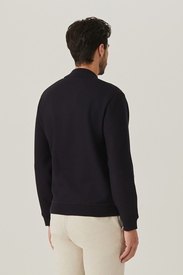 네이비 컬러의 융본딩 짚업 가디건(AMSECD40149)입니다. 울 소재에 두꺼운 두께감으로 제작되어 가을, 겨울철 보온성을 높여줍니다. 겉감과 안감 사이에 융본딩 처리를 하여 부드러운 촉감과 우수한 보온성을 제공합니다. 베이직하고 캐주얼한 스타일로, 다양한 겨울 데일리룩에 활용하기 좋습니다. 레귤러핏의 긴소매 집업 가디건으로, 미니멀하고 클래식한 스타일을 연출할 수 있습니다.
