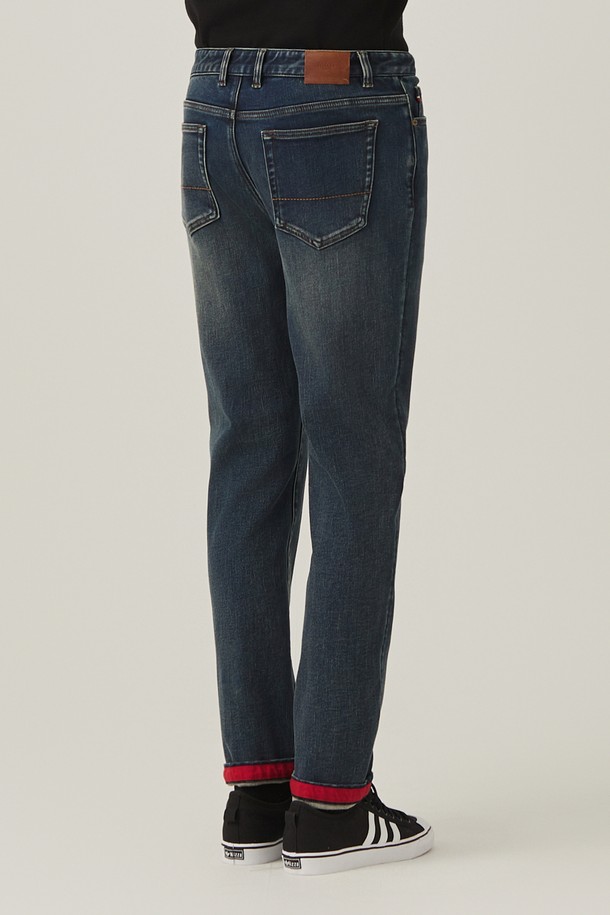 울라이크 데님 D/블루(AM0EJE45245)는 겨울철 따뜻하게 착용할 수 있는 남성용 데님 팬츠입니다. 다크블루 컬러의 무지 디자인으로 캐주얼, 베이직 스타일을 연출하기 좋습니다. 울라이크 소재와 부드러운 촉감, 기모 안감으로 편안한 착용감을 선사하며, 빈티지 워싱 처리와 골드 메탈 디테일이 돋보입니다. 레귤러핏에 두꺼운 두께감으로 보온성을 높였으며, 일상생활 및 출근룩에 활용하기 좋습니다. 평소보다 한 사이즈 크게 착용하는 것을 추천합니다.
