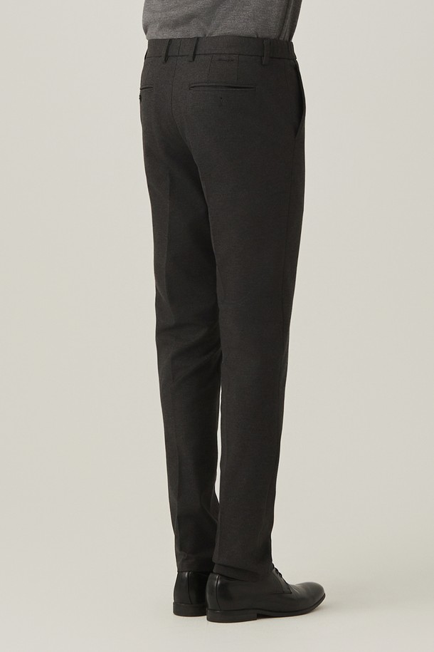 저지 프린트 슬랙스 D/그레이(AMSESL40137)는 편안함과 스타일을 동시에 잡은 남성용 슬랙스입니다. 다크그레이 컬러의 마이크로 패턴 저지 소재로 제작되어 사계절 내내 활용 가능하며, 베이직한 스타일을 연출합니다. 컴포트핏으로 편안한 착용감을 제공하며, 허리 밴딩 처리로 활동성을 높였습니다. 출근룩이나 비즈니스 캐주얼에 적합하며, 미니멀, 클래식, 캐주얼 스타일 모두 소화 가능합니다. 밑단 마감 없이 출고되어, 원하는 기장으로 수선하여 맞춤 핏을 완성할 수 있습니다.
