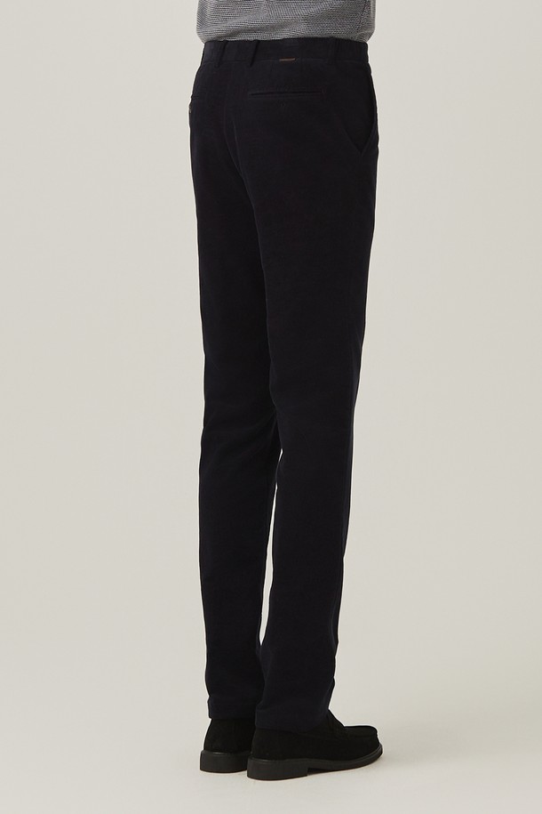 몰스킨 슬랙스 D/네이비 (AM0ESL40448)는 남성을 위한 레귤러핏 슬랙스입니다. 네이비 컬러의 무지 디자인으로, 포멀 및 세미포멀 용도로 적합하며, 사계절 모두 착용 가능합니다. 울 소재로 제작되어 부드러운 촉감을 제공하며, 양옆 밴딩 처리로 편안한 착용감을 선사합니다. 신축성 있는 원단을 사용하여 활동성을 높였으며, 오피스룩, 비즈니스 캐주얼, 회의룩 등 다양한 TPO에 활용 가능합니다. 클래식, 미니멀, 캐주얼 스타일을 즐기는 분들께 추천하며, 밑단 미완성 제품으로 출시되어 있어 사이즈 업을 권장합니다.
