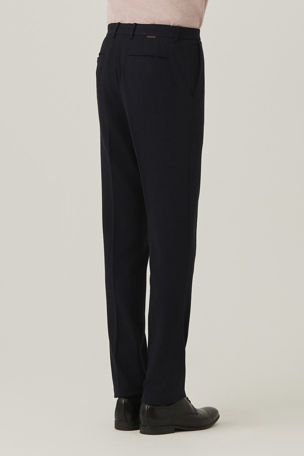 울라이크 헤링본 슬랙스 네이비(AM0ESL40249)는 남성을 위한 사계절용 슬랙스입니다. 네이비 컬러의 울 소재로 제작되었으며, 세련되고 클래식한 스타일을 연출합니다. 헤링본 패턴과 레귤러핏 디자인으로, 오피스룩, 비즈니스 캐주얼, 출근룩 등 다양한 TPO에 활용 가능합니다. 투톤 조직으로 은은한 포인트를 더했으며, 미니멀한 스타일을 선호하는 분들에게 적합합니다.
