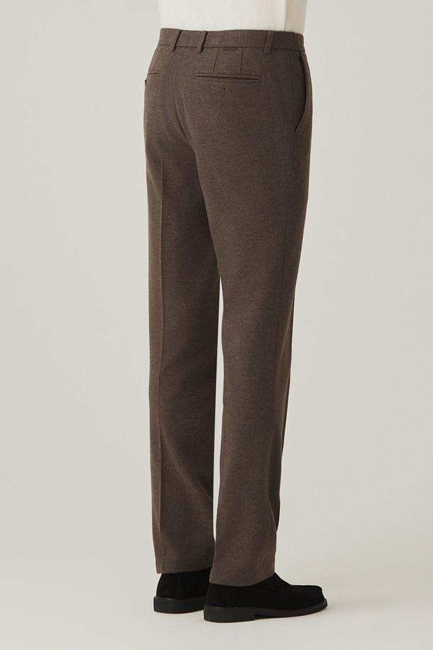 울라이크 기모 스트레치 슬랙스 브라운(AM0ESL40157)는 겨울철 따뜻함과 편안함을 동시에 선사하는 슬랙스입니다. 부드러운 촉감의 양면 기모 처리로 보온성을 높였으며, 스트레치 소재를 사용하여 활동성을 더했습니다. 베이직하고 클래식한 디자인으로, 겨울 데일리룩, 출근룩, 오피스룩 등 다양한 TPO에 활용하기 좋습니다. 레귤러핏에 긴 기장으로 제작되었으며, 밴딩 처리된 허리로 편안한 착용감을 제공합니다. 사이즈 업을 권장합니다.
