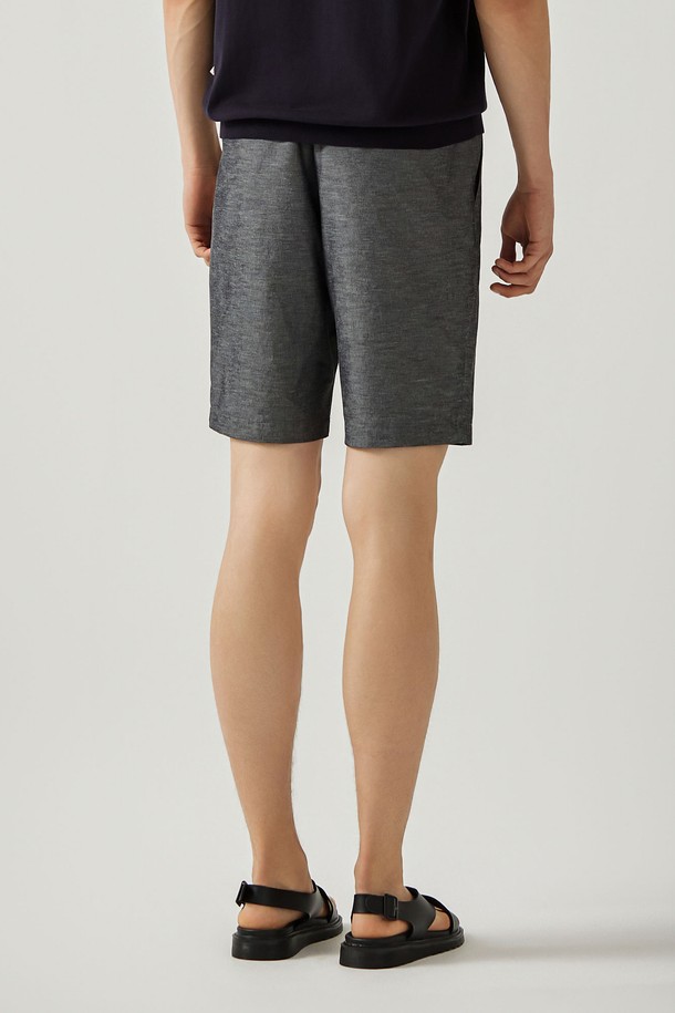 남성 샴브레이 반바지 D/그레이 (AM0ESL26137)는 다크그레이 컬러의 남성용 반바지입니다. 얇고 부드러운 샴브레이 소재로 제작되어 편안한 착용감을 선사하며, 일상적인 캐주얼 스타일에 적합합니다. 레귤러핏으로 제작되어 깔끔한 핏을 연출하며, 여름철 휴가룩이나 바캉스룩에 활용하기 좋습니다. 미니멀하고 클래식한 스타일을 선호하는 남성분들에게 추천하는 아이템입니다. 무지 디자인으로 어떤 상의와도 쉽게 매치할 수 있습니다.
