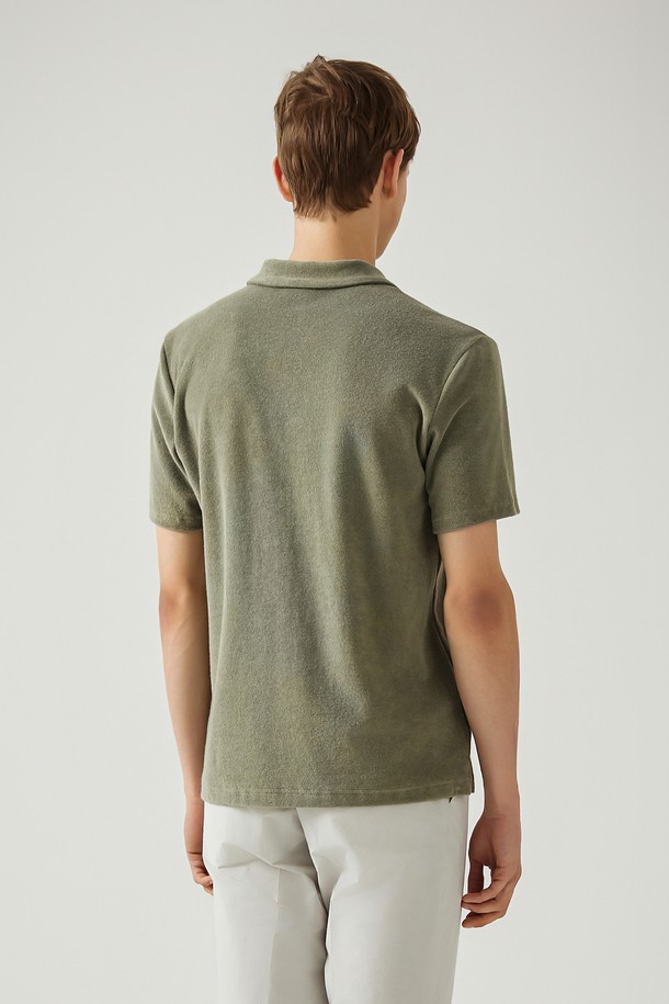 남성 솔리드 오픈에리 테리 티셔츠 카키 (AM0EKS25426)는 부드러운 촉감의 테리 소재로 제작된 반소매 티셔츠입니다. 캐주얼하고 베이직한 스타일로, 오픈칼라 디자인과 오버핏으로 편안한 착용감을 선사합니다. 무지 패턴의 솔리드 디자인으로 어떤 하의와도 쉽게 매치할 수 있으며, 일상복으로 활용하기 좋습니다. 동네 마실룩 또는 여행룩에 어울리는 아이템으로, 사이즈 업을 추천합니다. 미니멀한 스타일을 선호하는 남성분들에게 적합합니다.
