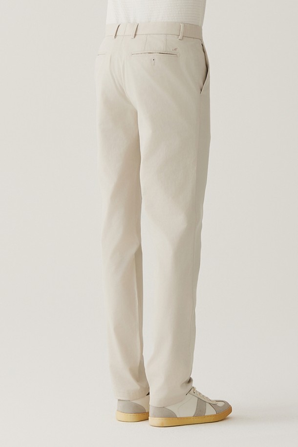 **면스판 도비조직 팬츠 L/베이지 (AM0FBPC10151)**

부드러운 촉감이 돋보이는 면스판 소재의 남성용 긴바지입니다. 베이직하고 캐주얼한 스타일로, 봄, 여름, 가을 세 계절 모두 활용 가능합니다. 도비 조직으로 은은한 패턴을 주어 고급스러운 느낌을 더했으며, 레귤러 핏으로 편안한 착용감을 선사합니다. 데이트룩, 카페룩 등 다양한 TPO에 맞춰 캐주얼, 미니멀, 클래식 스타일을 연출하기 좋습니다.
