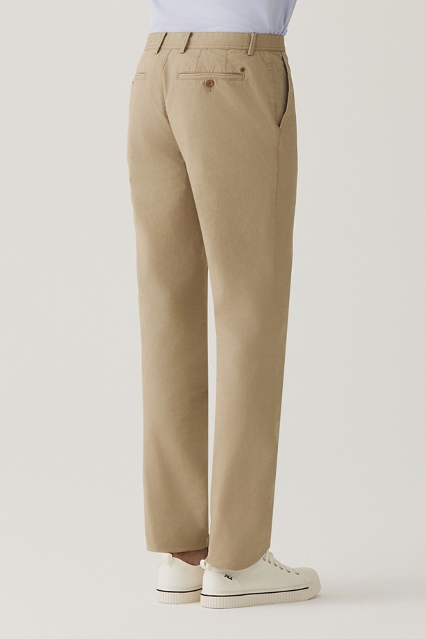 베이직하면서도 세련된 무드의 남성용 면스판 피그먼트 워싱 셋업 팬츠입니다. 부드러운 면과 신축성 있는 스판 소재 혼방으로 편안한 착용감을 선사하며, 레귤러핏으로 제작되어 캐주얼한 스타일을 연출합니다. 은은한 도비 조직 패턴과 베이지 컬러가 조화롭게 어우러져 미니멀하고 클래식한 분위기를 자아냅니다. 피그먼트 다잉 가먼트 워싱 처리로 자연스러운 질감과 빈티지한 매력을 더했으며, 데이트룩이나 여행룩에 활용하기 좋습니다. 봄, 여름, 가을 시즌에 폭넓게 활용 가능한 실용적인 아이템입니다.
