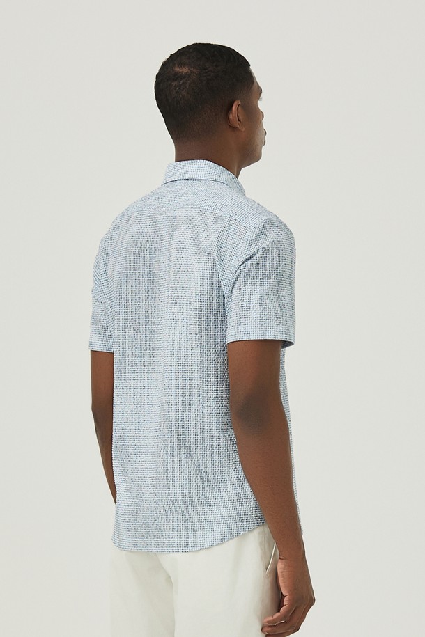 시원한 네이비 블루 컬러의 지도리 프린트 반팔 셔츠입니다. 얇고 부드러운 시어서커 소재로 제작되어 통기성이 뛰어나고 가볍게 착용 가능하며, 레귤러 핏으로 편안한 활동성을 제공합니다. 데이트룩, 카페룩 등 캐주얼, 미니멀, 클래식 스타일을 즐기는 남성분들에게 적합합니다.
