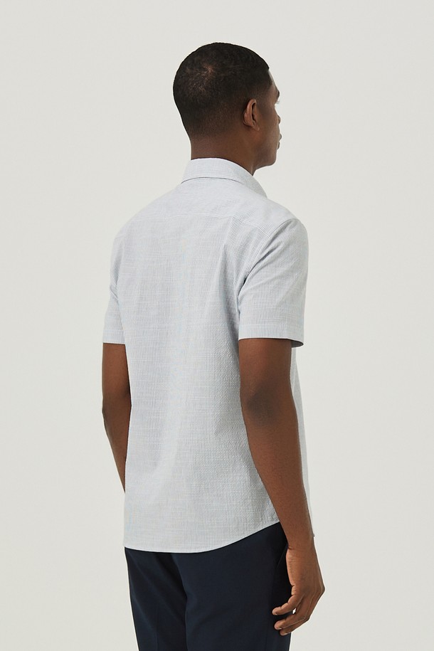 산뜻한 투톤 잔스트라이프 디자인이 돋보이는 남성 셔츠입니다. 시어서커 소재로 제작되어 봄, 여름 시즌에 시원하고 쾌적하게 착용 가능하며, 레귤러 핏과 차이나칼라 디자인으로 캐주얼하면서도 세련된 스타일을 연출합니다. 데이트룩이나 카페룩 등 다양한 TPO에 맞춰 활용하기 좋으며, 일반적인 사이즈보다 한 사이즈 크게 선택하는 것을 권장합니다.
