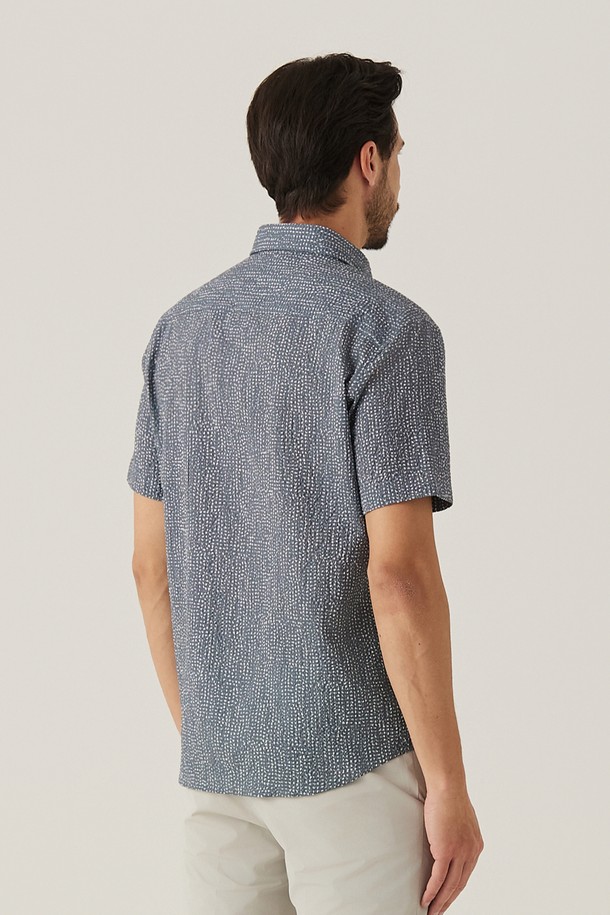 그레이 컬러의 도트 패턴이 돋보이는 남성용 반소매 셔츠입니다. 에어메쉬 소재로 제작되어 통기성이 뛰어나고 부드러운 촉감을 자랑하며, 루즈핏으로 편안한 착용감을 선사합니다. 비즈니스 캐주얼 또는 일상복으로 활용하기 좋은, 활동적인 남성을 위한 스타일리시한 셔츠입니다.
