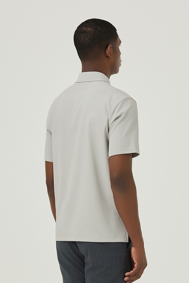 가볍고 시원한 착용감의 우븐 에어도트 소재 남성 Y카라 티셔츠입니다. 레귤러핏으로 제작되어 편안한 착용감을 선사하며, 베이직하고 캐주얼한 스타일로 일상복으로 활용하기 좋습니다. 흡습 및 통기 기능으로 쾌적함을 유지해주어 봄, 여름철 동네 마실룩이나 산책룩으로 제격입니다.
