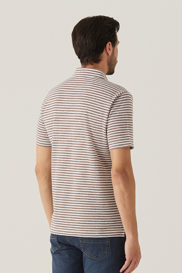 **변형 스트라이프 카라 티셔츠 브라운 (AM0FTTY20457)**는 캐주얼, 미니멀, 클래식 스타일을 아우르는 남성용 린넨 혼방 반소매 티셔츠입니다. 브라운 컬러에 레귤러핏, 레귤러 기장으로 제작되었으며, 얇은 두께감과 스트라이프 패턴이 특징입니다. 데이트룩, 카페룩에 적합하며, Clean-cut 스타일로 깔끔한 멋을 더합니다.
