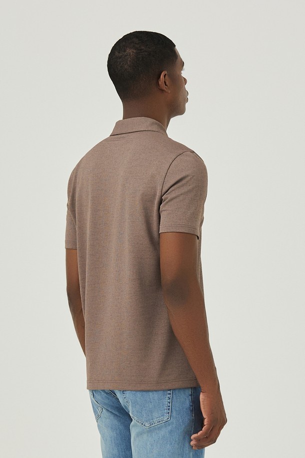 **폴리 투톤 제에리 티 브라운 (AMSFTTY20257)**

남성용 폴로 티셔츠로, 봄과 여름에 어울리는 얇은 두께의 브라운 컬러 무지 디자인입니다. 플리 스판 소재로 제작되어 까슬거리는 촉감과 뛰어난 통기성을 제공합니다. 레귤러핏, 카라넥, 반소매 기장으로 캐주얼, 클래식, 미니멀 스타일을 연출하기 좋습니다. 데이트룩이나 카페룩에 활용하기 좋으며, 평소 구매하는 사이즈보다 한 치수 크게 착용하는 것을 추천합니다.
