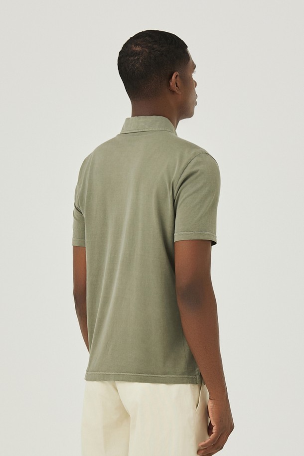 부드러운 촉감이 돋보이는 남성용 피그다잉 제에리 티셔츠입니다. 카키 컬러의 무지 디자인으로, 봄, 여름, 가을 계절에 캐주얼하고 베이직한 스타일을 연출하기에 좋습니다. 오버핏으로 제작되어 편안한 착용감을 선사하며, 데이트룩이나 동네 마실룩에 활용하기 좋으며, 사이즈 업을 추천합니다.
