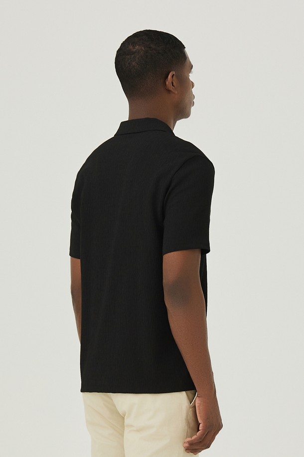 우븐 크링클 소재의 Y카라 디자인으로 시원하고 편안한 착용감을 선사하는 남성용 블랙 티셔츠입니다. 얇은 두께감과 크링클 텍스처가 특징이며, 캐주얼, 미니멀, 클래식 스타일을 추구하는 분들께 '동네 마실룩'이나 '카페룩'으로 활용하기 좋습니다. 레귤러핏으로 제작되어 편안한 착용감을 제공하며, 봄, 여름 시즌에 적합합니다.
