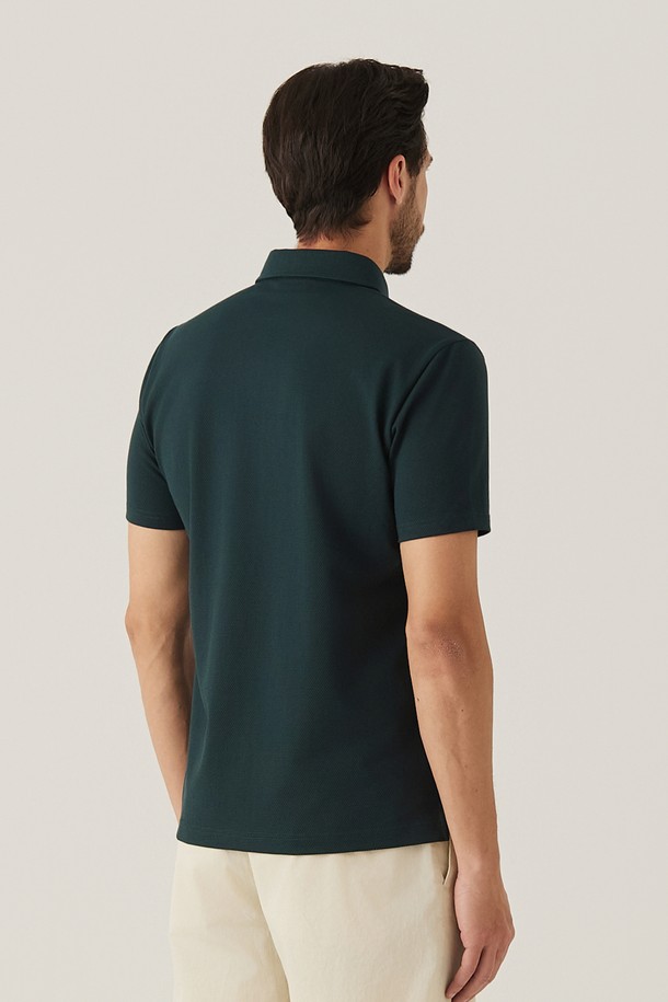 변형 벌집조직 Y카라티 D/그린 (AM0FTTY20523)은 부드러운 코튼과 플리 혼방 소재로 제작되어 편안한 착용감을 선사하며, 봄, 여름 시즌 데일리룩에 활용하기 좋습니다. 다크 그린 컬러에 벌집 패턴이 돋보이며, 레귤러 핏과 반소매 기장으로 캐주얼하고 베이직한 스타일을 연출합니다. 소매단에 레드 컬러 M자수 디테일이 포인트로 더해져 미니멀하면서도 개성 있는 스타일을 완성합니다.
