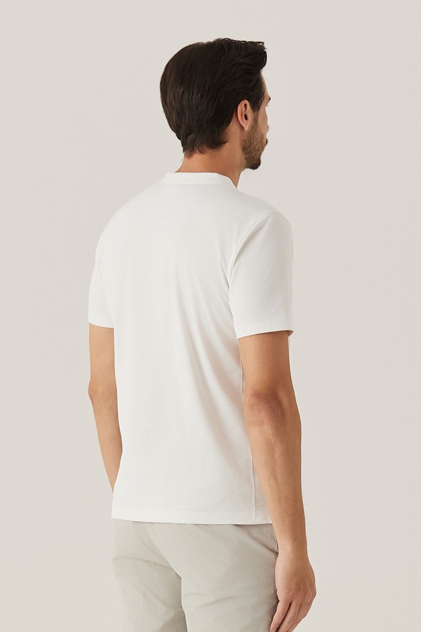 시원한 아이스폴리 소재의 메쉬 헨리넥 티셔츠입니다. 가볍고 통기성이 뛰어나 여름철에도 쾌적하게 착용 가능하며, 얇은 두께감으로 시원한 착용감을 선사합니다. 베이직하고 캐주얼한 디자인으로 여름 바캉스룩, 산책룩, 시티보이 스타일 등 다양한 스타일에 활용하기 좋습니다.
