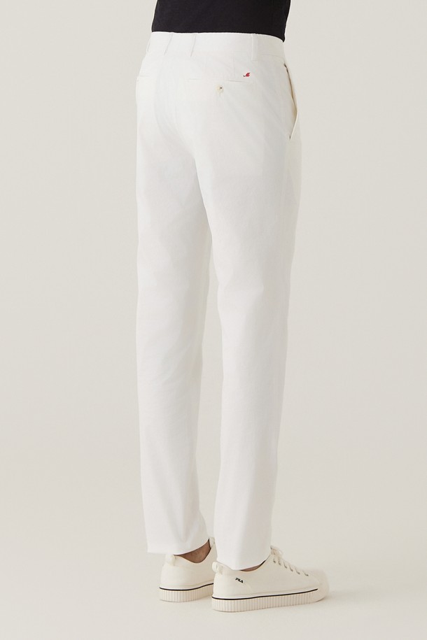 부드러운 코튼 스판덱스 혼방 소재로 제작되어 편안한 착용감을 선사하는 남성용 화이트 치노 팬츠입니다. 레귤러핏으로 디자인되었으며, 스트레치 기능과 워싱 가공으로 활동성을 높였습니다. 데이트룩, 카페룩 등 캐주얼하고 미니멀한 스타일 연출에 적합하며, 봄, 여름, 가을 시즌에 활용하기 좋습니다. 사이즈 업을 권장합니다.
