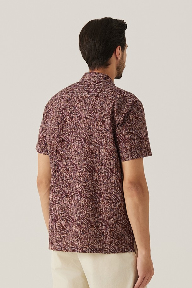 세련된 기하학 패턴이 돋보이는 남성용 와인 컬러 서커 셔츠입니다. 가볍고 통기성이 좋은 면 소재에 레귤러 핏으로 제작되어 여름철 캐주얼룩, 휴가룩, 여행룩에 적합합니다. 오픈 카라 디자인과 반소매 기장으로 편안함과 스타일을 동시에 잡았습니다.
