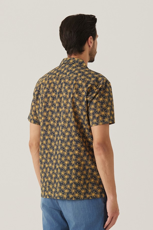 **옐로우 다잉 프린트 셔츠 (AM0FTWB25163)**는 시어서커 면 소재로 제작되어 여름철에도 시원하고 편안한 착용감을 선사합니다. 가먼트 다잉 처리로 빈티지한 멋을 더했으며, 여유 있는 레귤러핏 실루엣과 오프칼라 디자인으로 캐주얼하면서도 세련된 스타일을 연출합니다. 휴가룩, 여행룩, 리조트룩 등 다양한 TPO에 활용하여 미니멀하고 감각적인 스타일을 완성해보세요.
