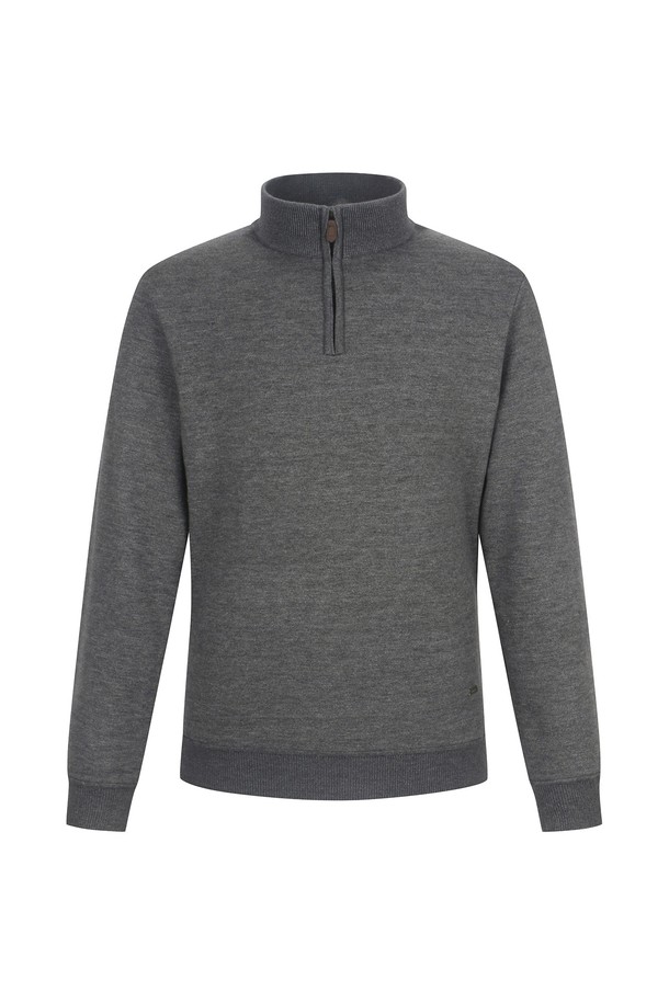 엠에스알디(AMSERD40236) 융본딩 반짚업 스웨터 M/그레이는 남성용 상의로, 가을과 겨울철에 따뜻하게 착용할 수 있는 아이템입니다. 부드러운 울 소재와 두꺼운 두께감, 본딩 안감으로 보온성을 높였으며, 하프넥 디자인과 레귤러핏으로 제작되었습니다. 무지 패턴에 긴소매, 반집업 여밈 방식으로 캐주얼하고 미니멀한 스타일을 연출합니다. 일상, 카페룩 등 다양한 TPO에 활용하기 좋으며, 베이직하고 클래식한 무드를 더해 겨울 데일리룩을 완성해보세요.
