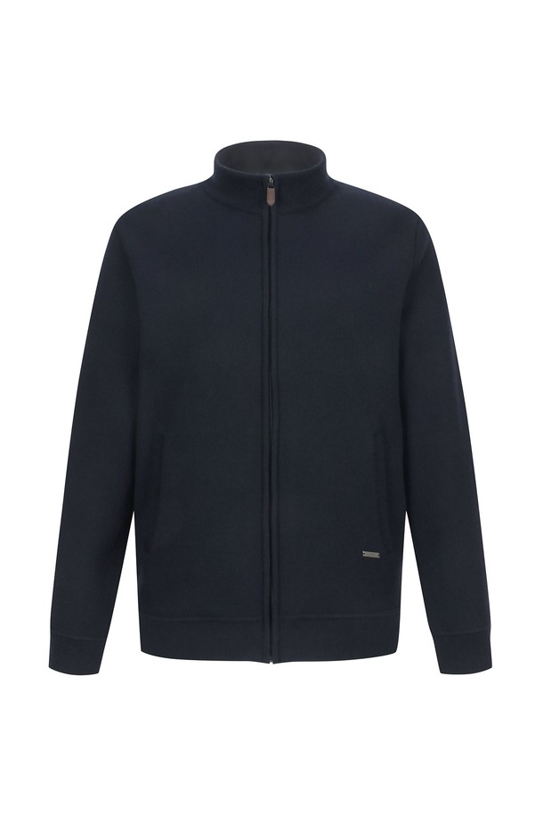 네이비 컬러의 융본딩 짚업 가디건(AMSECD40149)입니다. 울 소재에 두꺼운 두께감으로 제작되어 가을, 겨울철 보온성을 높여줍니다. 겉감과 안감 사이에 융본딩 처리를 하여 부드러운 촉감과 우수한 보온성을 제공합니다. 베이직하고 캐주얼한 스타일로, 다양한 겨울 데일리룩에 활용하기 좋습니다. 레귤러핏의 긴소매 집업 가디건으로, 미니멀하고 클래식한 스타일을 연출할 수 있습니다.
