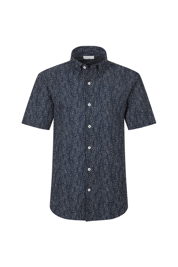 네이비 컬러의 도트 무늬가 돋보이는 남성용 셔츠입니다. 부드러운 면 소재에 통기성이 좋은 서커 원단을 사용하여 여름철에도 시원하고 쾌적하게 착용할 수 있습니다. 캐주얼하고 미니멀한 스타일로, 휴가룩이나 여행룩에 활용하기 좋으며, 버튼 여밈과 차이나 칼라 디자인으로 깔끔한 인상을 줍니다.
