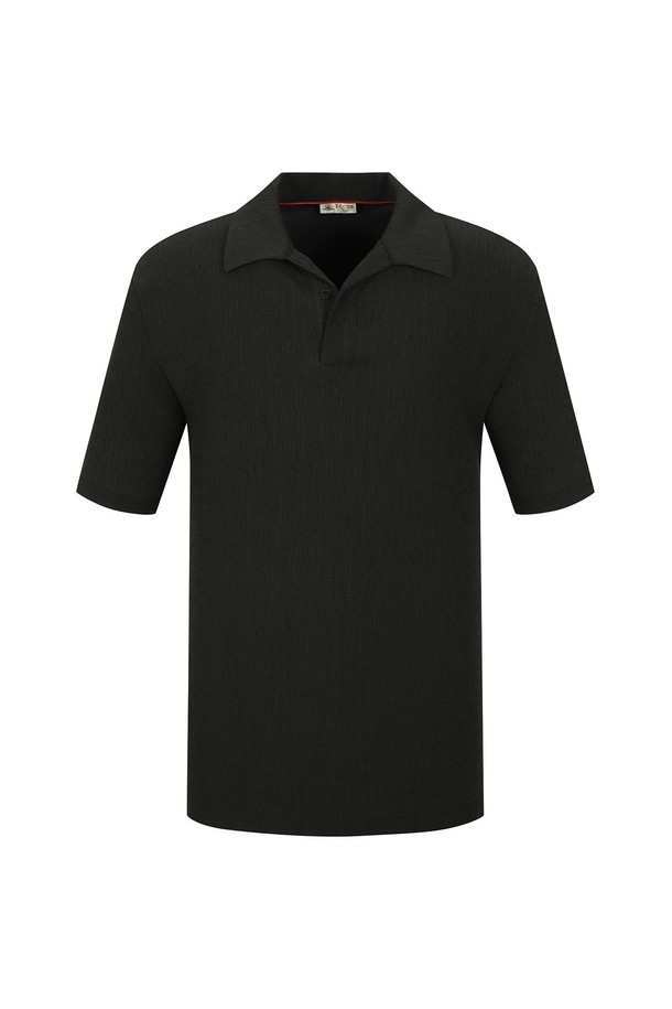 우븐 크링클 소재의 Y카라 디자인으로 시원하고 편안한 착용감을 선사하는 남성용 블랙 티셔츠입니다. 얇은 두께감과 크링클 텍스처가 특징이며, 캐주얼, 미니멀, 클래식 스타일을 추구하는 분들께 '동네 마실룩'이나 '카페룩'으로 활용하기 좋습니다. 레귤러핏으로 제작되어 편안한 착용감을 제공하며, 봄, 여름 시즌에 적합합니다.
