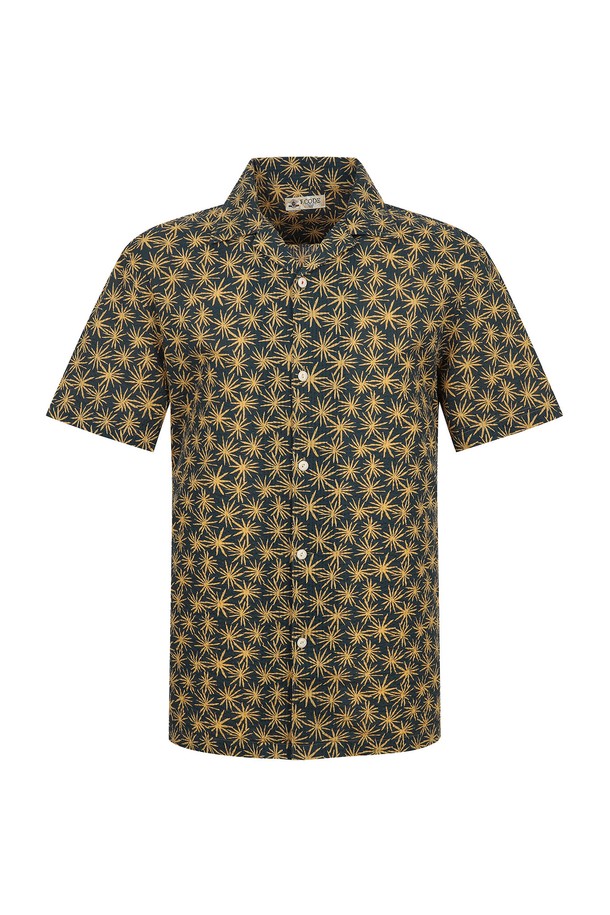 **옐로우 다잉 프린트 셔츠 (AM0FTWB25163)**는 시어서커 면 소재로 제작되어 여름철에도 시원하고 편안한 착용감을 선사합니다. 가먼트 다잉 처리로 빈티지한 멋을 더했으며, 여유 있는 레귤러핏 실루엣과 오프칼라 디자인으로 캐주얼하면서도 세련된 스타일을 연출합니다. 휴가룩, 여행룩, 리조트룩 등 다양한 TPO에 활용하여 미니멀하고 감각적인 스타일을 완성해보세요.
