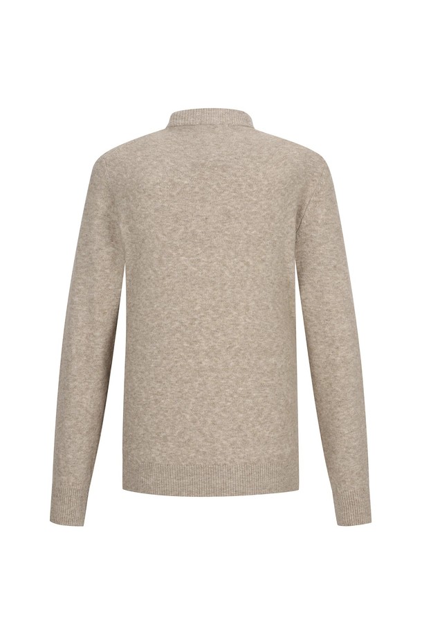 쉐기독 라운드 니트 베이지(AM0ERD45153)는 가을, 겨울에 착용하기 좋은 남성용 라운드넥 니트입니다. 부드러운 울 소재로 제작되어 포근한 착용감을 선사하며, 두꺼운 두께감과 보슬보슬한 기모감으로 따뜻함을 더했습니다. 베이직하고 캐주얼한 스타일로, 데일리룩 또는 카페룩에 활용하기 좋습니다. 레귤러핏의 긴소매 디자인과 무지 패턴의 베이지 컬러는 클래식하면서도 미니멀한 분위기를 연출합니다.
