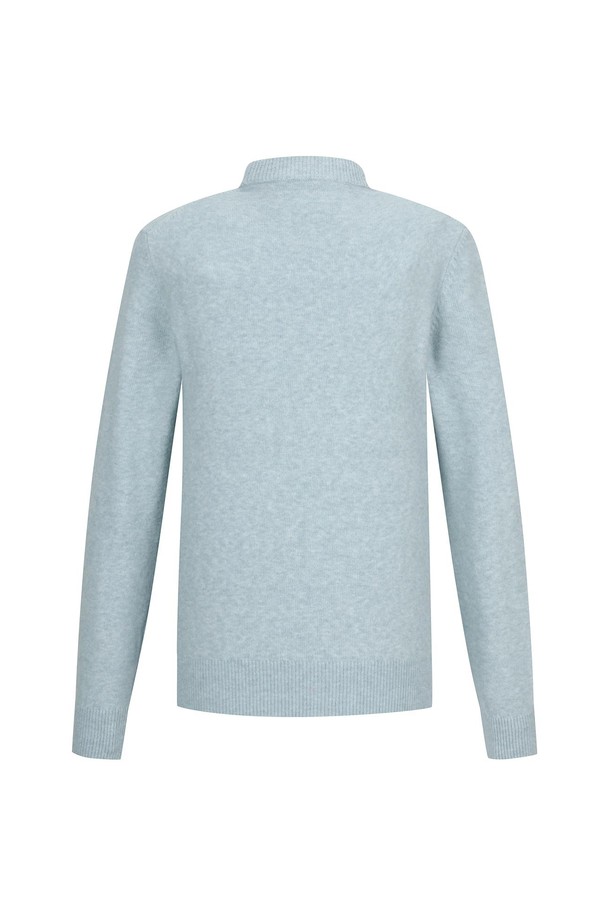 쉐기독 라운드 니트 L/블루(AM0ERD45141)는 부드러운 촉감과 보슬보슬한 질감이 특징인 남성용 쉐기독 라운드 니트입니다. 톤 다운된 네이비 블루 컬러와 레귤러핏으로, 베이직하고 캐주얼한 스타일을 연출합니다. 기모 안감으로 제작되어 가을과 겨울에 따뜻하게 착용할 수 있으며, 두꺼운 두께감으로 포근함을 더합니다. 라운드넥과 긴소매 디자인은 일상, 집콕, 산책 등 다양한 TPO에 활용하기 좋으며, 캐주얼, 클래식, 미니멀 스타일을 즐겨 입는 분들께 추천합니다. 무지 패턴에 포근한 파스텔 컬러가 더해져 편안하고 세련된 분위기를 자아냅니다.
