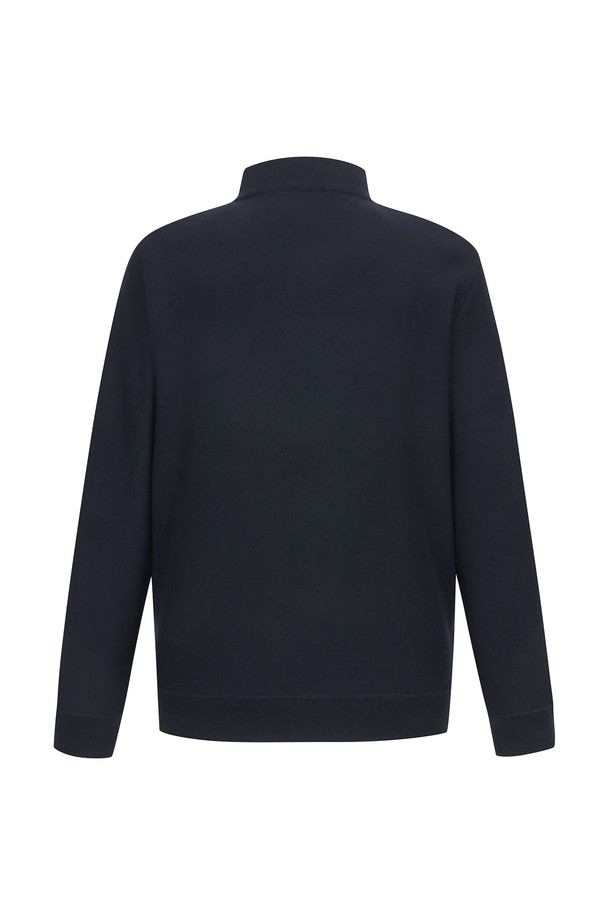 네이비 컬러의 융본딩 짚업 가디건(AMSECD40149)입니다. 울 소재에 두꺼운 두께감으로 제작되어 가을, 겨울철 보온성을 높여줍니다. 겉감과 안감 사이에 융본딩 처리를 하여 부드러운 촉감과 우수한 보온성을 제공합니다. 베이직하고 캐주얼한 스타일로, 다양한 겨울 데일리룩에 활용하기 좋습니다. 레귤러핏의 긴소매 집업 가디건으로, 미니멀하고 클래식한 스타일을 연출할 수 있습니다.
