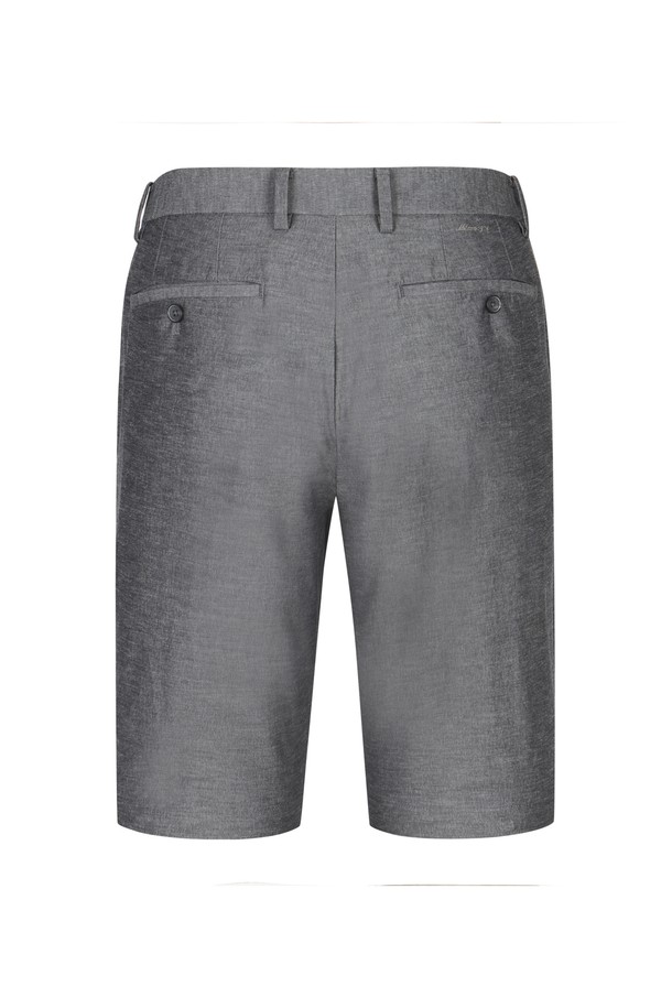 남성 샴브레이 반바지 D/그레이 (AM0ESL26137)는 다크그레이 컬러의 남성용 반바지입니다. 얇고 부드러운 샴브레이 소재로 제작되어 편안한 착용감을 선사하며, 일상적인 캐주얼 스타일에 적합합니다. 레귤러핏으로 제작되어 깔끔한 핏을 연출하며, 여름철 휴가룩이나 바캉스룩에 활용하기 좋습니다. 미니멀하고 클래식한 스타일을 선호하는 남성분들에게 추천하는 아이템입니다. 무지 디자인으로 어떤 상의와도 쉽게 매치할 수 있습니다.
