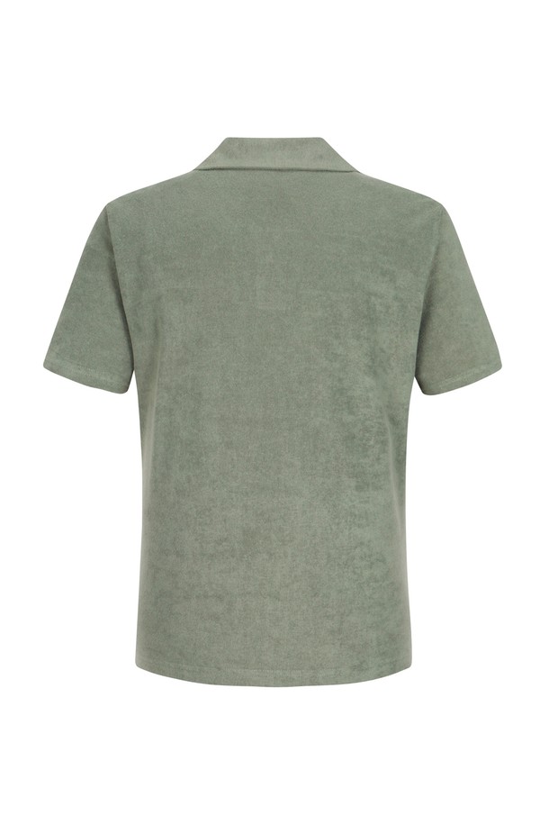 남성 솔리드 오픈에리 테리 티셔츠 카키 (AM0EKS25426)는 부드러운 촉감의 테리 소재로 제작된 반소매 티셔츠입니다. 캐주얼하고 베이직한 스타일로, 오픈칼라 디자인과 오버핏으로 편안한 착용감을 선사합니다. 무지 패턴의 솔리드 디자인으로 어떤 하의와도 쉽게 매치할 수 있으며, 일상복으로 활용하기 좋습니다. 동네 마실룩 또는 여행룩에 어울리는 아이템으로, 사이즈 업을 추천합니다. 미니멀한 스타일을 선호하는 남성분들에게 적합합니다.
