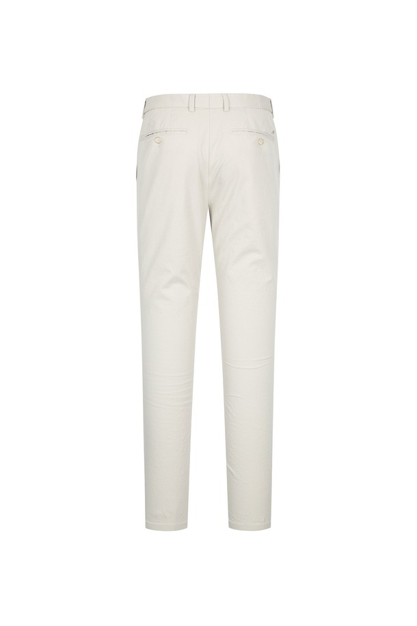 **면스판 도비조직 팬츠 L/베이지 (AM0FBPC10151)**

부드러운 촉감이 돋보이는 면스판 소재의 남성용 긴바지입니다. 베이직하고 캐주얼한 스타일로, 봄, 여름, 가을 세 계절 모두 활용 가능합니다. 도비 조직으로 은은한 패턴을 주어 고급스러운 느낌을 더했으며, 레귤러 핏으로 편안한 착용감을 선사합니다. 데이트룩, 카페룩 등 다양한 TPO에 맞춰 캐주얼, 미니멀, 클래식 스타일을 연출하기 좋습니다.
