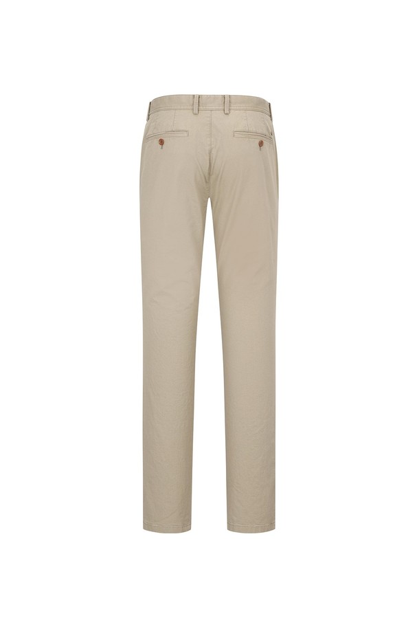 베이직하면서도 세련된 무드의 남성용 면스판 피그먼트 워싱 셋업 팬츠입니다. 부드러운 면과 신축성 있는 스판 소재 혼방으로 편안한 착용감을 선사하며, 레귤러핏으로 제작되어 캐주얼한 스타일을 연출합니다. 은은한 도비 조직 패턴과 베이지 컬러가 조화롭게 어우러져 미니멀하고 클래식한 분위기를 자아냅니다. 피그먼트 다잉 가먼트 워싱 처리로 자연스러운 질감과 빈티지한 매력을 더했으며, 데이트룩이나 여행룩에 활용하기 좋습니다. 봄, 여름, 가을 시즌에 폭넓게 활용 가능한 실용적인 아이템입니다.
