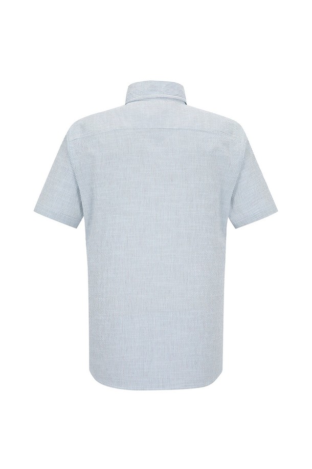 산뜻한 투톤 잔스트라이프 디자인이 돋보이는 남성 셔츠입니다. 시어서커 소재로 제작되어 봄, 여름 시즌에 시원하고 쾌적하게 착용 가능하며, 레귤러 핏과 차이나칼라 디자인으로 캐주얼하면서도 세련된 스타일을 연출합니다. 데이트룩이나 카페룩 등 다양한 TPO에 맞춰 활용하기 좋으며, 일반적인 사이즈보다 한 사이즈 크게 선택하는 것을 권장합니다.

