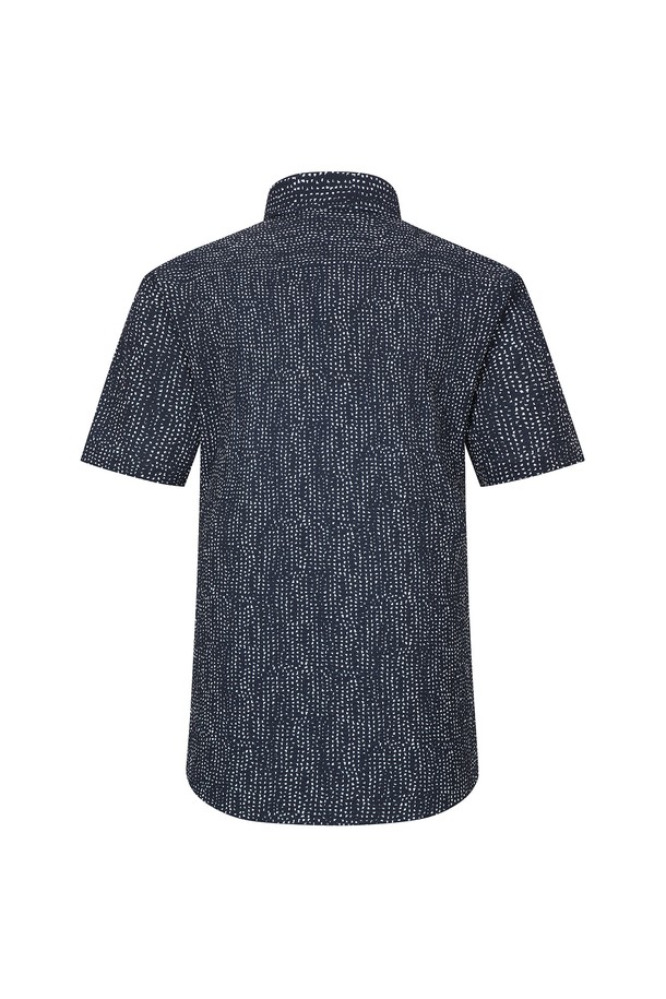네이비 컬러의 도트 무늬가 돋보이는 남성용 셔츠입니다. 부드러운 면 소재에 통기성이 좋은 서커 원단을 사용하여 여름철에도 시원하고 쾌적하게 착용할 수 있습니다. 캐주얼하고 미니멀한 스타일로, 휴가룩이나 여행룩에 활용하기 좋으며, 버튼 여밈과 차이나 칼라 디자인으로 깔끔한 인상을 줍니다.
