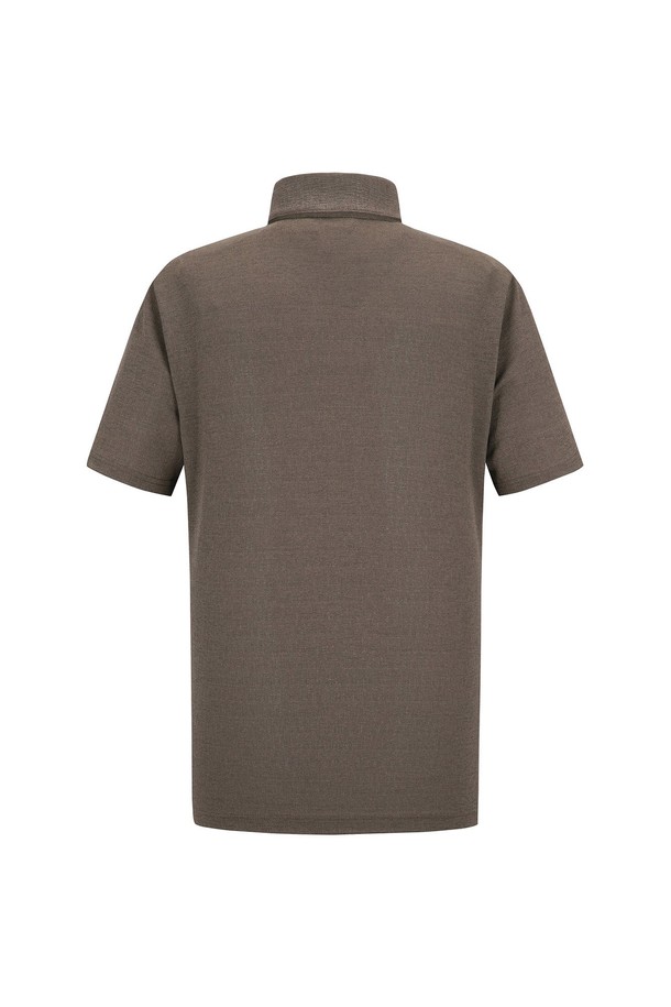 **폴리 투톤 제에리 티 브라운 (AMSFTTY20257)**

남성용 폴로 티셔츠로, 봄과 여름에 어울리는 얇은 두께의 브라운 컬러 무지 디자인입니다. 플리 스판 소재로 제작되어 까슬거리는 촉감과 뛰어난 통기성을 제공합니다. 레귤러핏, 카라넥, 반소매 기장으로 캐주얼, 클래식, 미니멀 스타일을 연출하기 좋습니다. 데이트룩이나 카페룩에 활용하기 좋으며, 평소 구매하는 사이즈보다 한 치수 크게 착용하는 것을 추천합니다.
