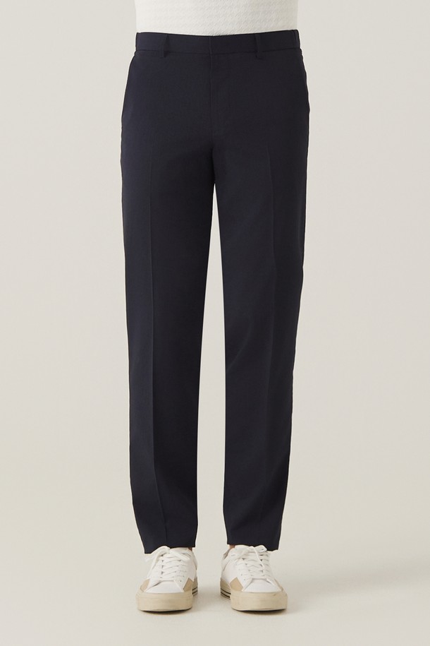 네이비 컬러의 컴포트핏 투톤조직 슬랙스입니다. 주름 방지 기능과 부드러운 촉감의 폴리에스테르, 나일론 혼방 소재로 제작되어 편안한 착용감을 선사합니다. 출근룩, 비즈니스 캐주얼은 물론, 미니멀하고 클래식한 스타일 연출에도 용이한 사계절용 슬랙스입니다.
