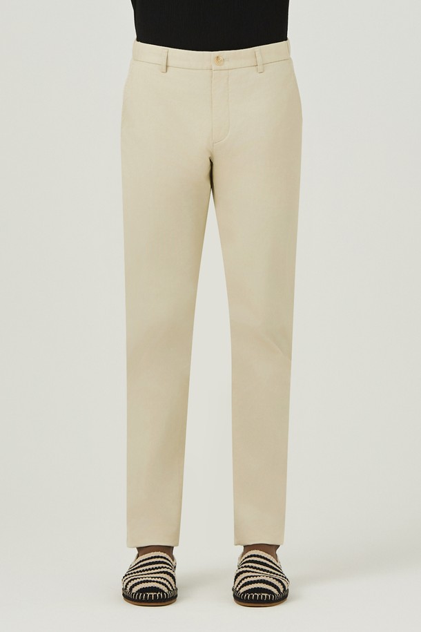 부드러운 면스판 소재와 마이크로 도비 워싱 가공으로 제작된 남성용 긴바지입니다. 베이직하고 캐주얼한 스타일로, 봄, 여름, 가을 계절에 활용하기 좋은 레귤러핏의 얇은 두께 팬츠입니다. 데이트룩, 카페룩 등의 TPO에 맞춰 미니멀, 클래식한 스타일을 연출할 수 있는 베이지 컬러의 치노팬츠입니다.
