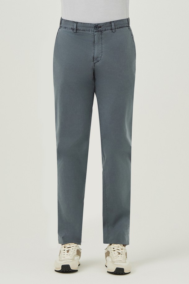 AM0FBPC25243 슬림핏 면스판 다잉 팬츠는 캐주얼과 미니멀 스타일을 추구하는 남성을 위한 사계절용 슬림핏 긴 바지입니다. 부드러운 촉감의 면스판 소재에 가먼트 다잉 공법을 적용하여 자연스러운 블루 컬러와 독특한 패턴을 연출하며, 신축성 있는 소재로 편안한 착용감을 제공합니다. 데이트룩, 출근룩 등 다양한 TPO에 활용 가능하며, 커스텀 길이 조절이 가능하여 완벽한 핏을 선사합니다.
