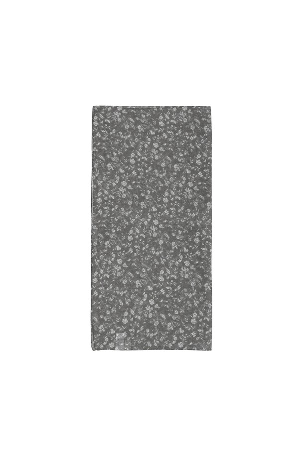 플라워 패턴이 돋보이는 쁘띠 스카프입니다. 여성스러운 그레이 컬러로, 봄, 가을 데이트룩, 카페룩 등 다양한 스타일에 클래식하고 미니멀하게 매치하기 좋습니다. FREE 사이즈로 제작되어 누구나 부담 없이 착용 가능하며, 로맨틱한 분위기를 더해줍니다.
