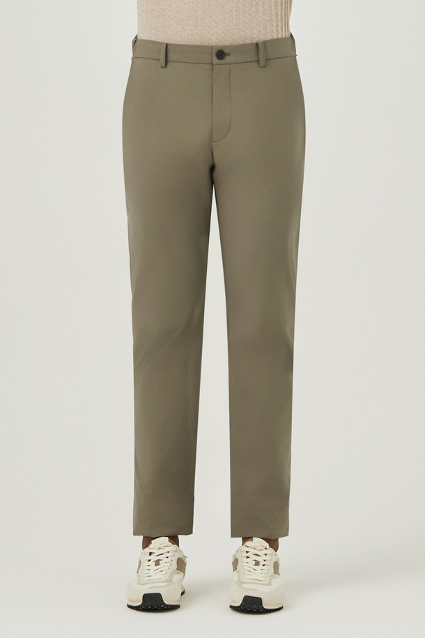 면혼방 소재와 스트레치 기능으로 편안한 착용감을 제공하는 남성용 치노 팬츠입니다. 베이직하고 캐주얼한 디자인에 카키 컬러, 레귤러 핏으로 제작되어 데이트룩, 카페룩 등 다양한 상황에 활용하기 좋습니다. 얇고 부드러운 면 혼방 소재에 주름 방지 기능과 밑단 미완성 디테일이 특징이며, 미니멀, 클래식 스타일을 선호하는 분들께 추천합니다.
