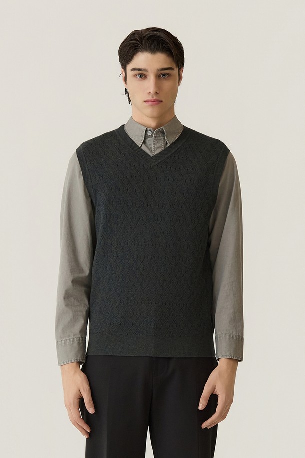 변형 아가일 조직 니트 베스트 D/그린 (AM0FTSV35123)는 클래식하고 베이직한 스타일의 남성용 베스트입니다. 가을과 겨울에 어울리는 두꺼운 두께감과 울 혼방 소재로 제작되어 따뜻함을 선사합니다. 레귤러핏의 브이넥 디자인에 아가일 패턴이 포인트로 들어가 세련된 느낌을 줍니다. 민소매 스타일로, 시즌 자켓이나 코트 안에 이너로 활용하기 좋습니다. 겨울 데일리룩, 오피스룩, 모임룩 등 다양한 TPO에 미니멀하고 캐주얼하게 스타일링할 수 있습니다.
