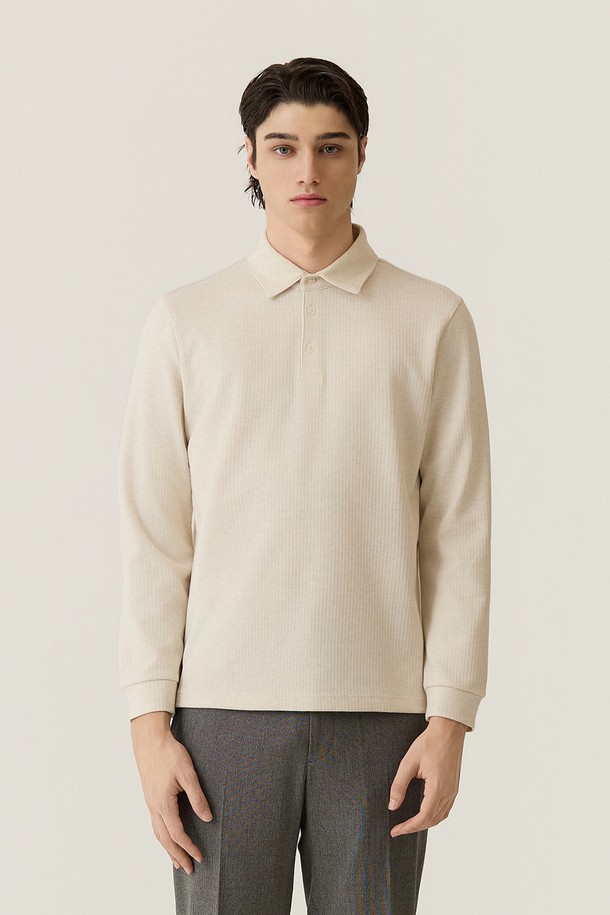 "전판 자카드 제에리 티셔츠 L/베이지 (AM0FTTY30251)"는 가을, 겨울 시즌에 어울리는 남성용 티셔츠입니다. 베이지 컬러에 헤링본 패턴으로 클래식하고 세련된 무드를 연출하며, 레귤러 핏으로 편안하게 착용 가능합니다. 울 혼방 소재로 제작되어 부드러운 촉감과 고급스러운 질감을 자랑하며, 기모 가공으로 따뜻함까지 더했습니다. 라운드넥과 긴소매 디자인으로 겨울 데일리룩, 모임룩, 비즈니스 캐주얼 등 다양한 TPO에 활용하기 좋습니다. 미니멀하고, 클래식한 스타일을 선호하는 분들께 추천합니다.
