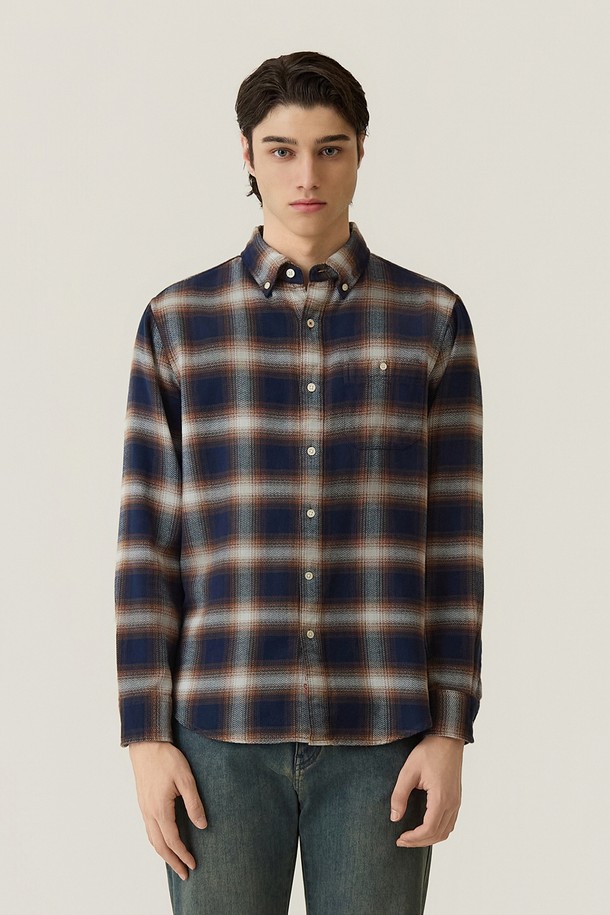 다크블루 컬러의 헤링본 조직 체크 셔츠입니다. 가을, 겨울 시즌에 적합하며, 캐주얼 스타일을 연출하기 좋습니다. 은은하게 짜여진 박체크 패턴과 부드러운 기모 소재로 포근한 착용감을 선사합니다. 레귤러핏과 차이나칼라 디자인으로 세련된 분위기를 더하며, 데일리룩, 데이트룩, 카페룩 등 다양한 TPO에 활용하기 좋습니다. 긴 소매 기장의 셔츠로, 캐주얼, 클래식, 미니멀 스타일을 즐겨 입는 남성분들께 추천합니다.
