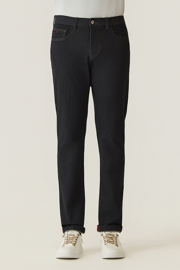 인디고 생지 데님 네이비 (AM0FBPD35249)는 남성용 데님 팬츠입니다. 사계절 착용 가능한 레귤러핏의 긴 기장 바지로, 캐주얼, 미니멀, 클래식 스타일 연출에 용이합니다. 인디고 및 네이비 컬러의 무지 디자인으로, 신축성이 있어 편안한 컴포트핏을 제공합니다. 생지 데님 소재로 제작되어, 내구성이 뛰어나고 다양한 스타일링에 활용하기 좋습니다. 일상생활에서 편안하게 착용할 수 있는 데님 팬츠입니다.
