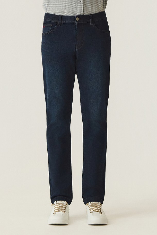 블루 데님 D/블루 (AM0FBPD35145)는 남성용 데님 팬츠입니다. 사계절 활용 가능한 레귤러핏 긴 바지로, 베이직한 스타일을 연출합니다. 무지 디자인에 워싱 가공을 더해 자연스러운 멋을 살렸으며, 데이트룩이나 카페룩에 잘 어울립니다. 캐주얼, 미니멀, 클래식 스타일을 즐겨 입는 분들께 추천합니다.
